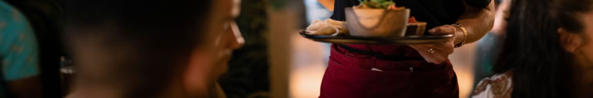 gesundheitszeugnis-hamburg.de - Servicekraft bringt Essen an Tisch