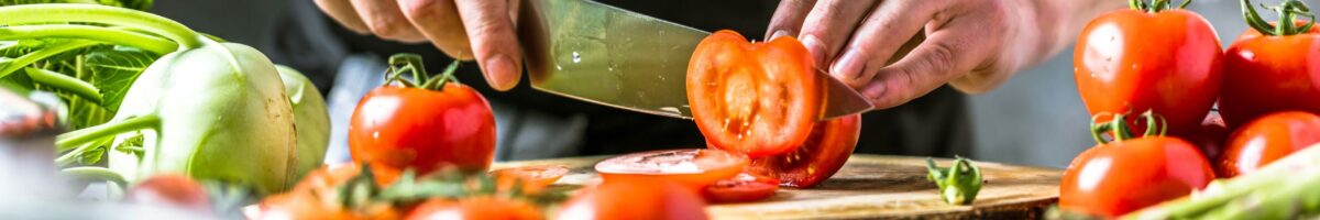 gesundheitszeugnis-hamburg.de - Gemüse schneiden in Küche
